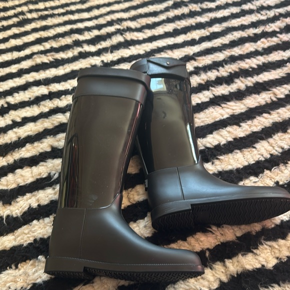 Sloosh rain boots, new condition.  Pockets for cards, ID. Super chic. - Picture 1 of 4